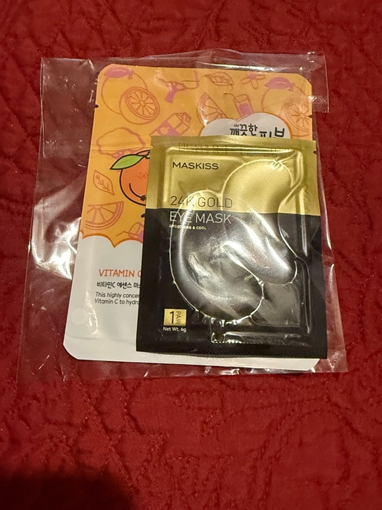 Vince Camuto Cosmetics Bag With Eye Mask set - Picture 9 of 11